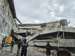 学校倒壊、９１人下敷きか＝３人死亡、建物工事中―インドネシア