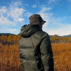 ダウンジャケット、たくさん服を着こんだ上に着てませんか？