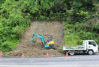 広島県尾道の市道でのり面崩落、路側帯に土砂　7日からの大雨、避難指示は午前5時に解除