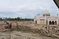 復旧遅れ、募る不満＝死者１１００人超、５０万人避難―インドネシア豪雨１カ月