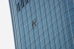 中国・北京の高層ビルに小型機衝突＝１人死亡１３人負傷
