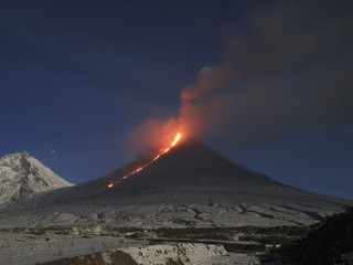 巨大地震後に噴火 カムチャツカ半島・クリュチェフスカヤ火山地震と