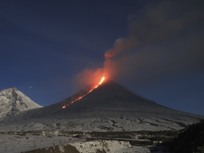 巨大地震後に噴火 カムチャツカ半島・クリュチェフスカヤ火山地震と