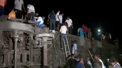 インドで列車衝突、２３０人死亡＝９００人超負傷、車両閉じ込めか