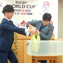 都、災害時役立つ水運べる風呂敷を配布