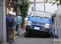 道路が陥没、ごみ収集車はまる　東京・吉祥寺、けが人なし