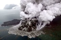 火山の噴火警戒レベル引き上げ　インドネシア、災害対策局