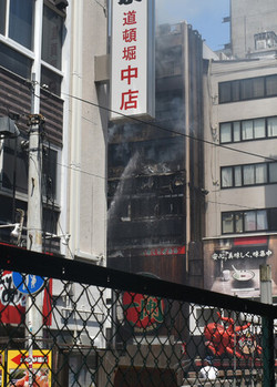 ビル火災で消防隊員２人死亡＝取り残されたか、他５人搬送―大阪・ミナミ