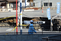 スロープ造成作業続く＝陥没事故、救助活動４日目に―下水管、硫酸で腐食か・埼玉