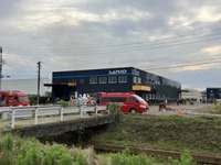 【続報】三条市で火災「建物で爆発が起き、黒煙が見える」　殺虫剤のスプレー缶を廃棄する作業中、何...