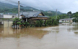 熊本県７市町に一時大雨特別警報＝土砂崩れなどで２人心肺停止―前線停滞、災害の恐れ続く