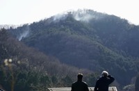 山火事、悪条件で散水追い付かず　発生1週間、住民の不安消えず