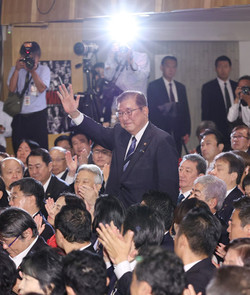 自民新総裁に石破氏＝国会論戦後、１０月解散視野―決選投票で高市氏逆転・来月１日に首相就任