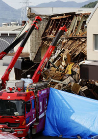 建物倒壊、男性3人負傷か　山口・下関、車下敷きに