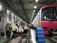 パラ見据え都営地下鉄で車いす避難訓練