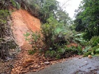 沖縄・東村の道路、雨で土砂崩れ　生活道路をふさぐ