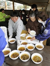 自治体「食材を事前に設定」5％　災害時の避難所炊き出し巡り