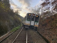 会津鉄道、土砂に乗り上げ脱線　福島・下郷、けが人なし