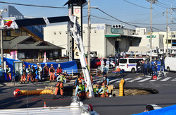 道路陥没、トラックが転落＝運転手の救助難航―埼玉