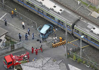 東武電車と乗用車衝突　埼玉・春日部、3人搬送