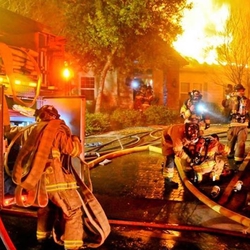 現場到着から1分以内に放水開始するSTEP訓練について