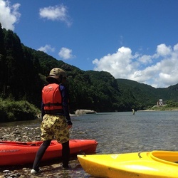 楽しい川遊びの季節。大人も子どももライフジャケットを絶対に忘れずに！