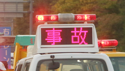 三重・名張で軽乗用車横転、５人死亡＝６人乗る、定員超過か