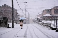 京都市の北部市街地、積雪増え真っ白に　21日朝は「通勤の足」乱れる恐れ