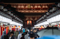 訪日客、最速２０００万人超え＝４～６月消費１８％増、２．５兆円